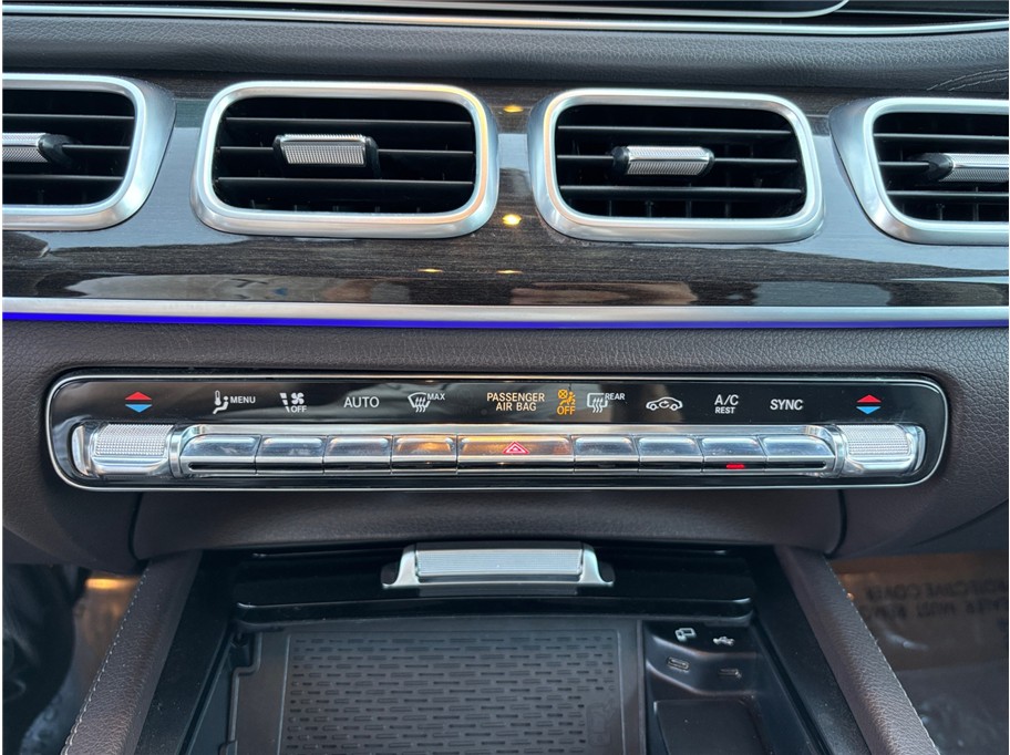 Vehicle image 32 of 52