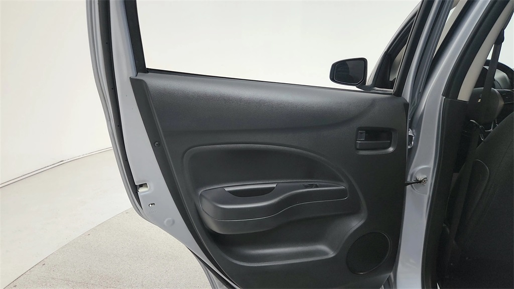 Vehicle image 32 of 34