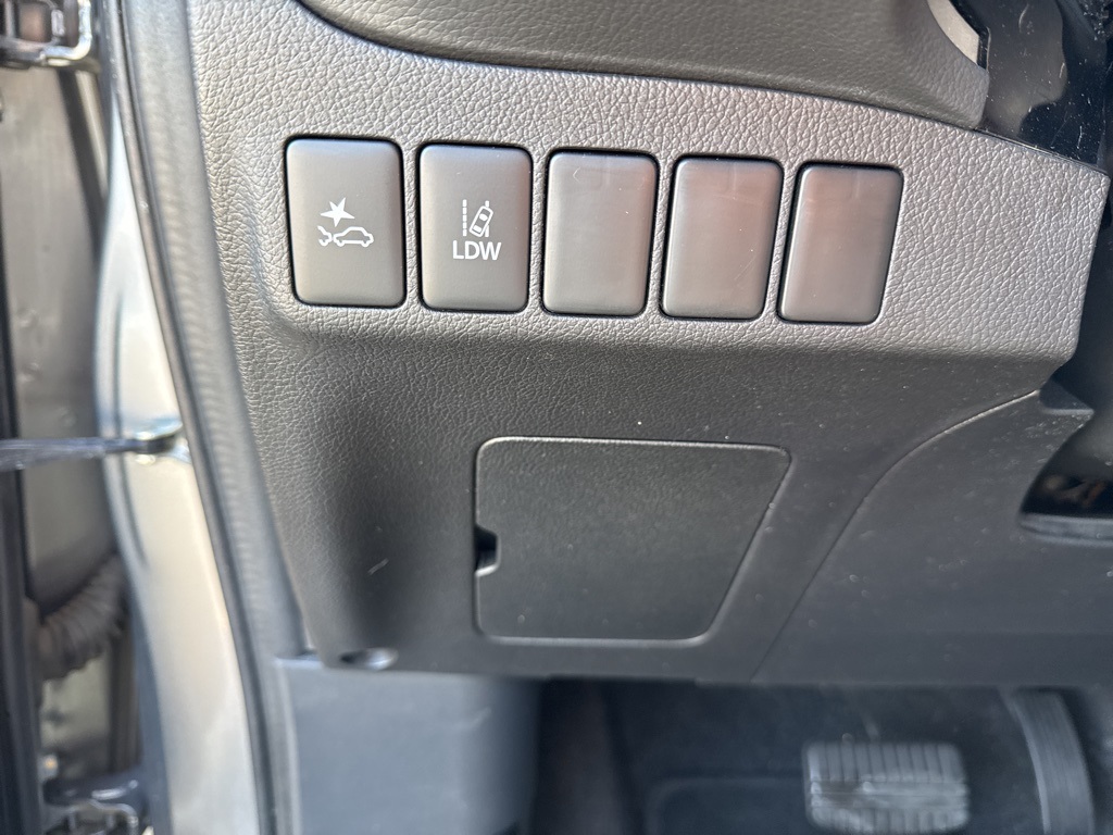 Vehicle image 18 of 21