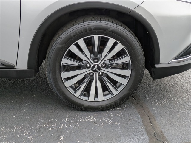 Vehicle image 21 of 23