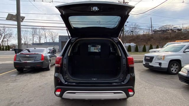 Vehicle image 9 of 32