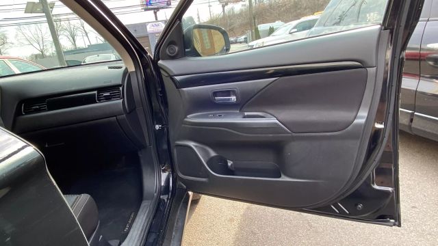 Vehicle image 28 of 32