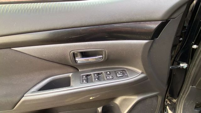 Vehicle image 21 of 32