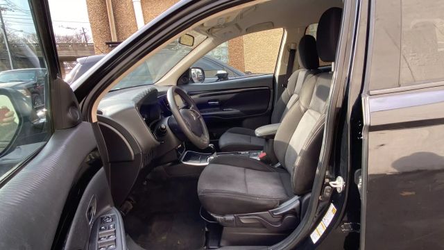 Vehicle image 24 of 32