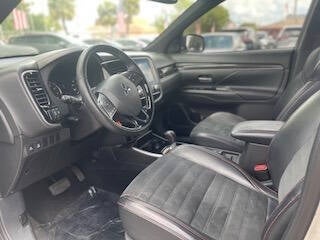 Vehicle image 32 of 44