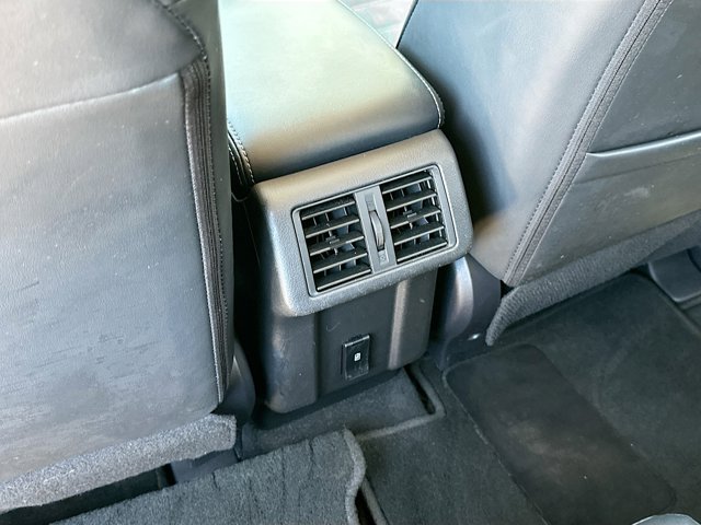 Vehicle image 25 of 33