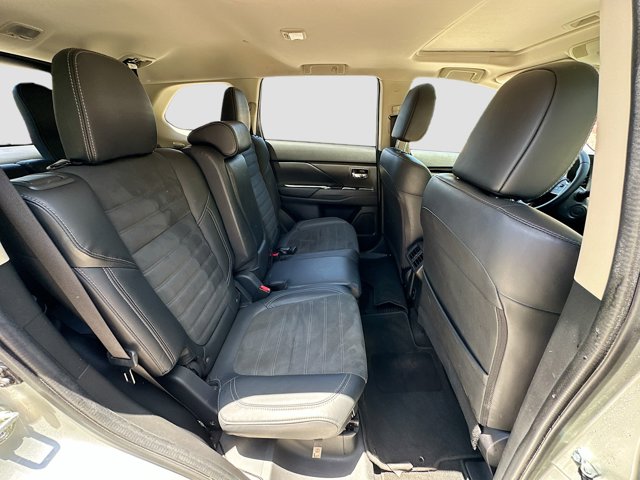 Vehicle image 28 of 33