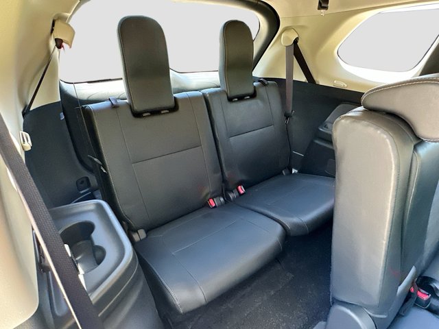 Vehicle image 27 of 33