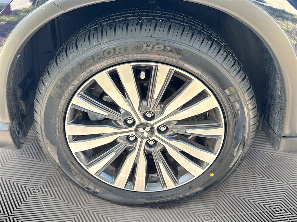 Vehicle image 10 of 33