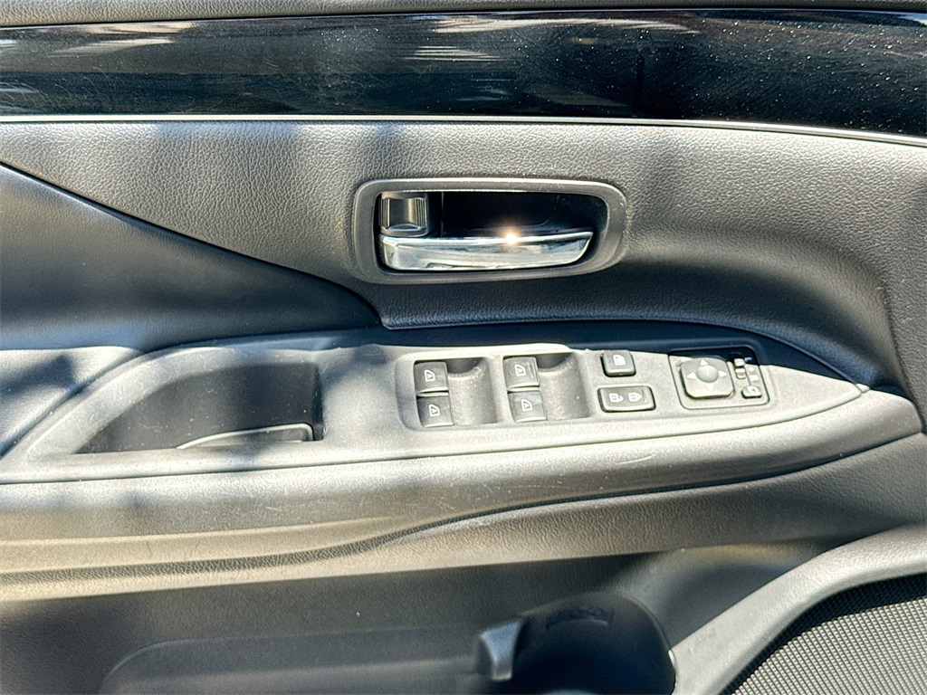 Vehicle image 25 of 33