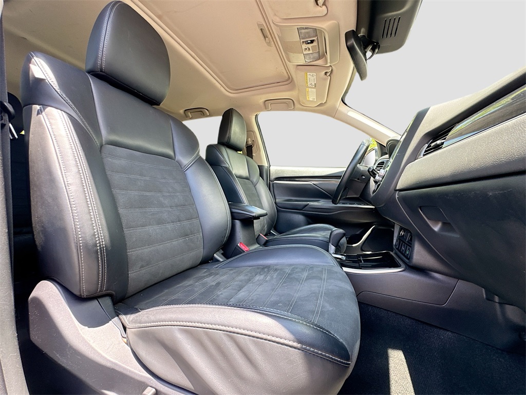 Vehicle image 17 of 33