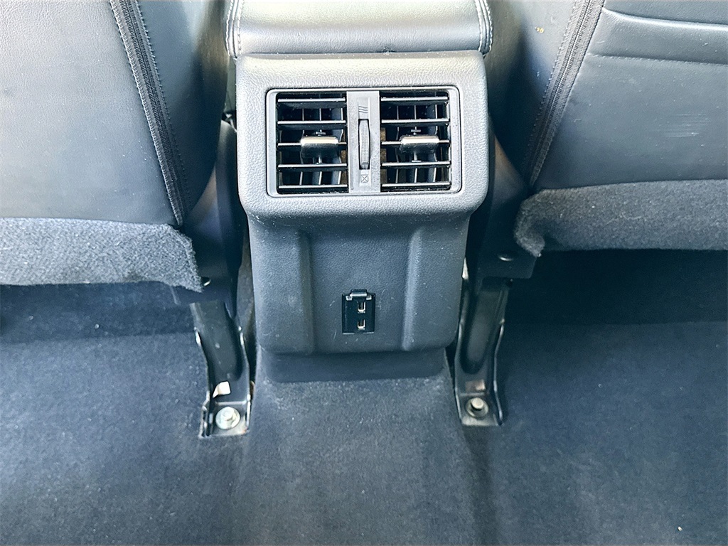 Vehicle image 28 of 33