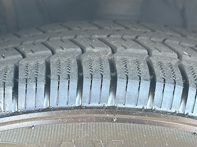 Vehicle image 33 of 35