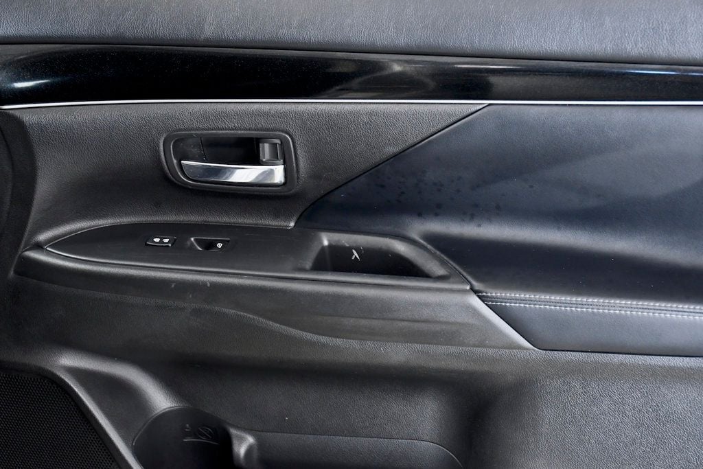 Vehicle image 19 of 28