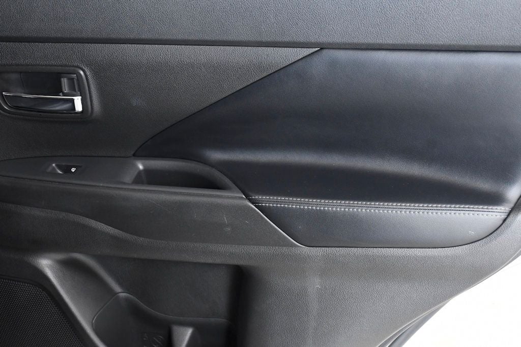 Vehicle image 16 of 28