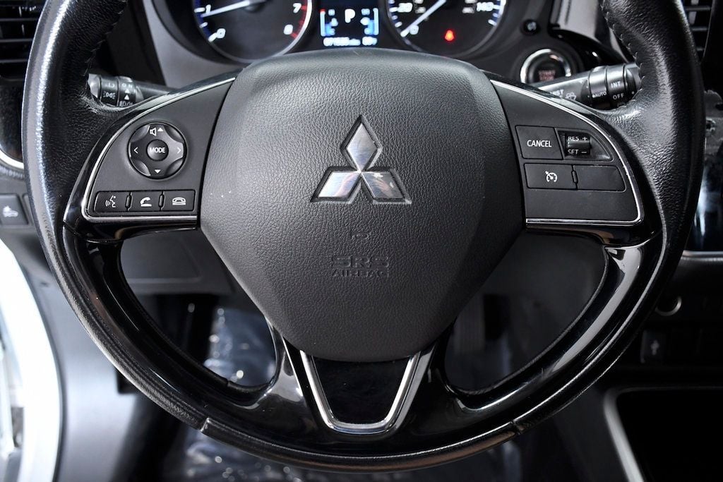 Vehicle image 21 of 28