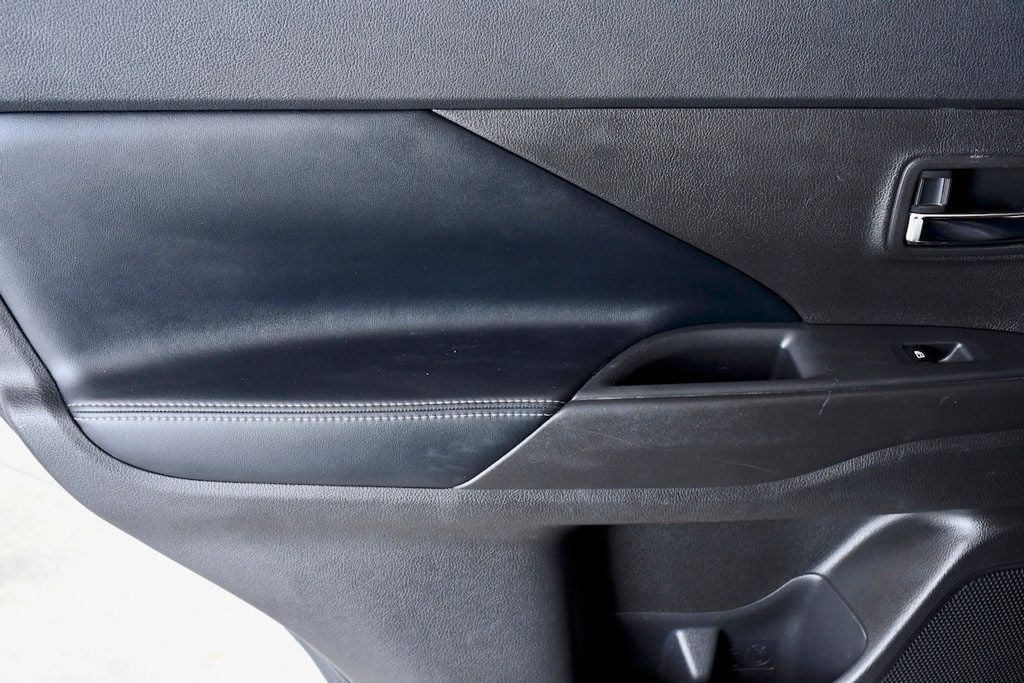 Vehicle image 10 of 28