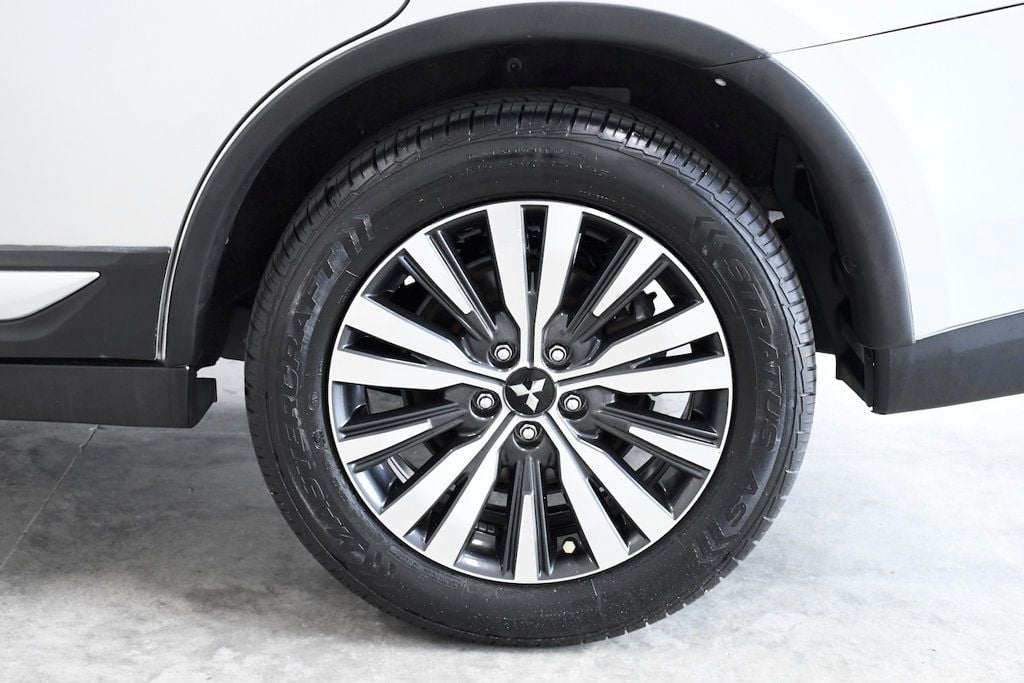 Vehicle image 12 of 28