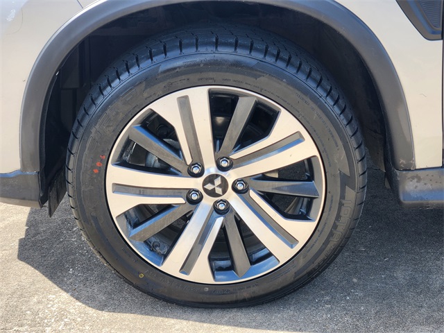 Vehicle image 9 of 32