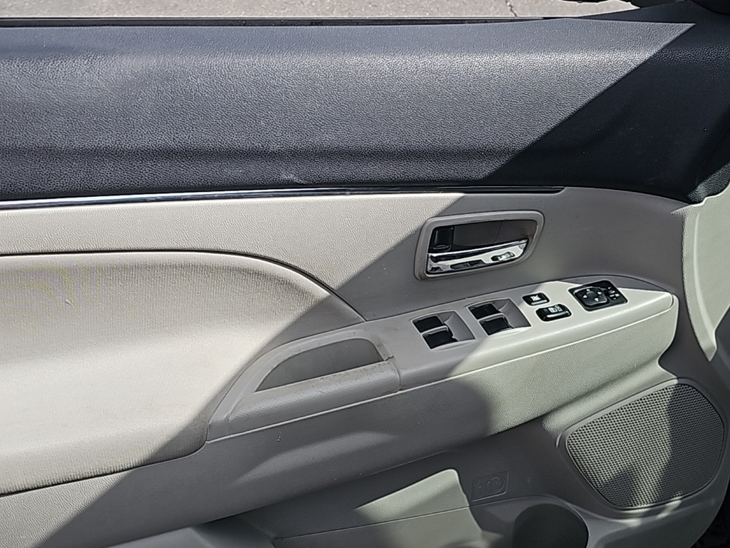 Vehicle image 27 of 33