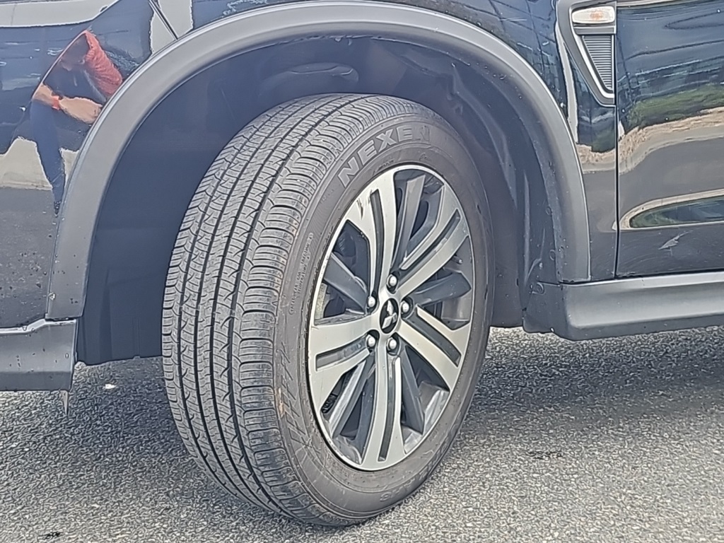 Vehicle image 8 of 33