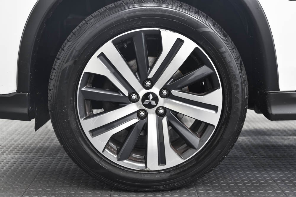 Vehicle image 7 of 23
