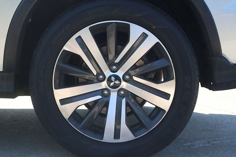 Vehicle image 9 of 24