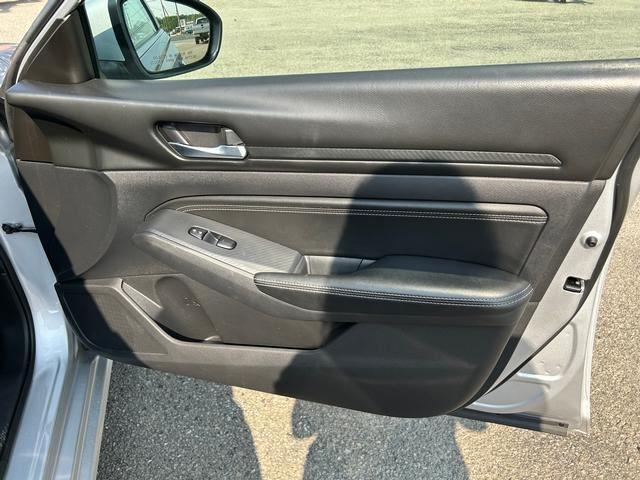 Vehicle image 24 of 27