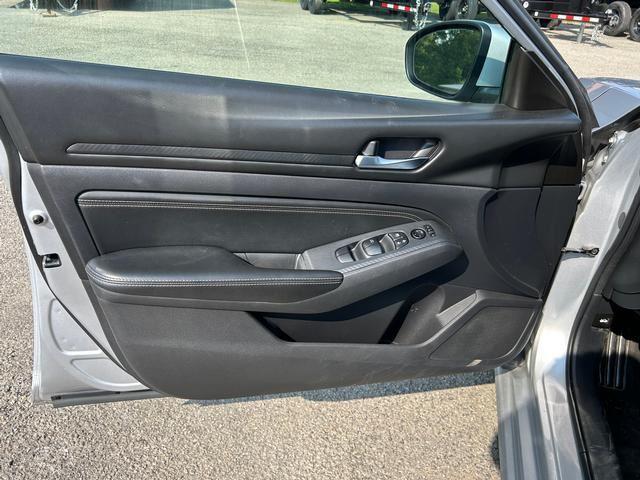 Vehicle image 25 of 27