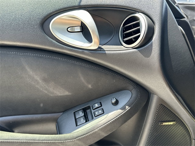Vehicle image 13 of 21
