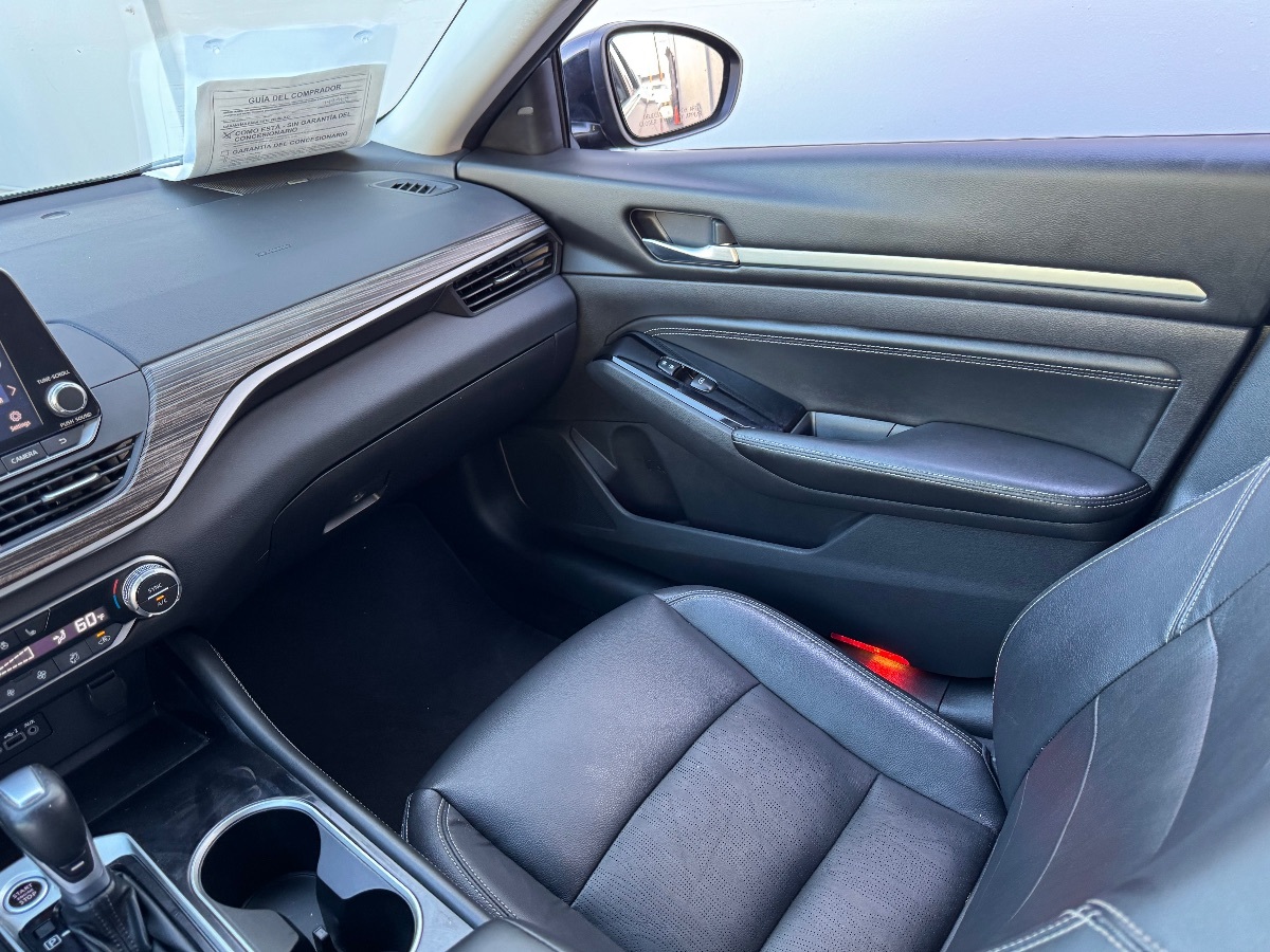 Vehicle image 17 of 25