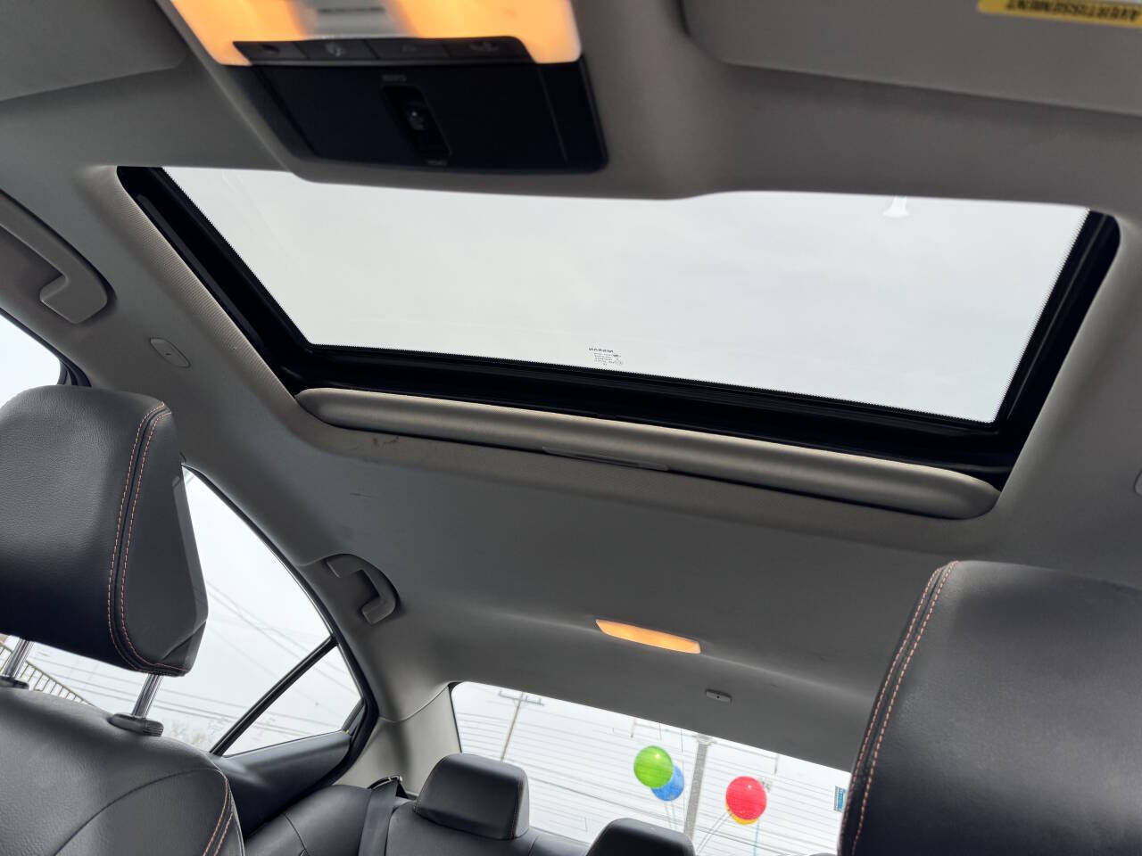 Vehicle image 10 of 32