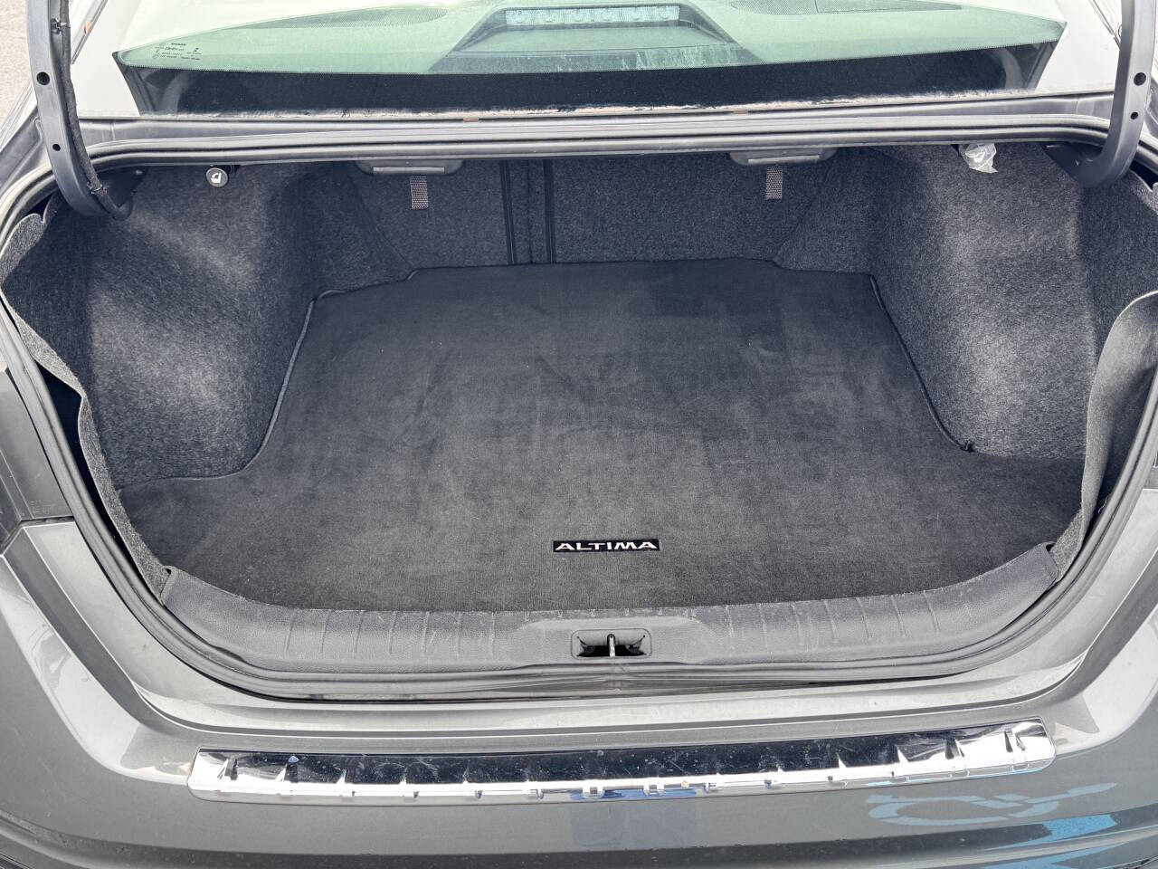 Vehicle image 28 of 32