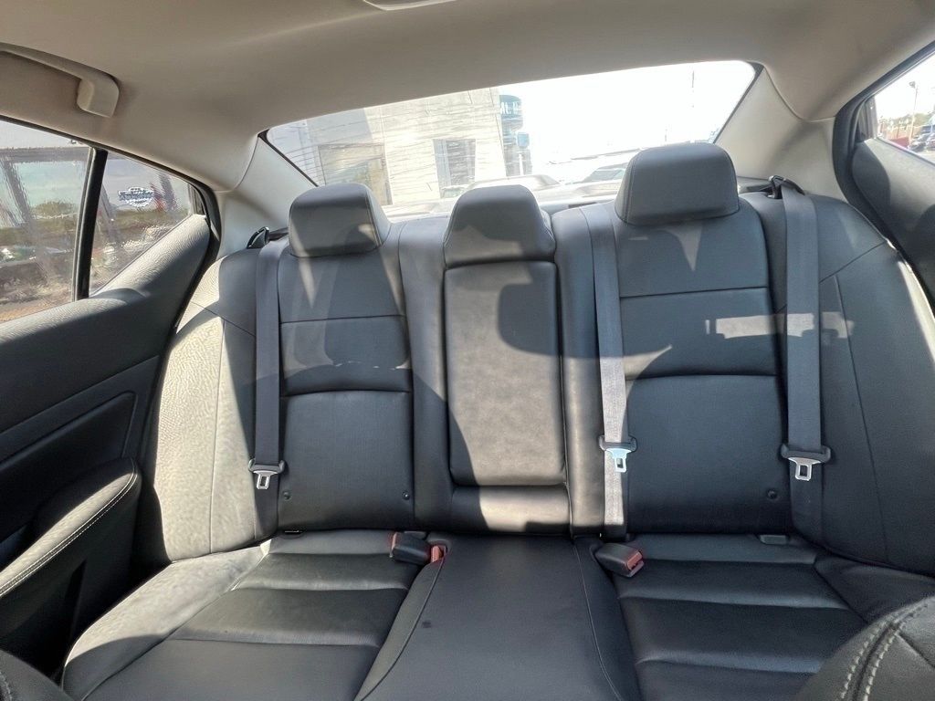 2020 Nissan Altima 2.5 Platinum Image 17 of 39