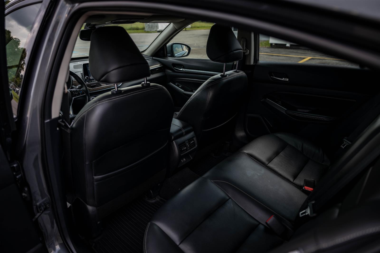 2020 Nissan Altima 2.5 Platinum Image 18 of 36