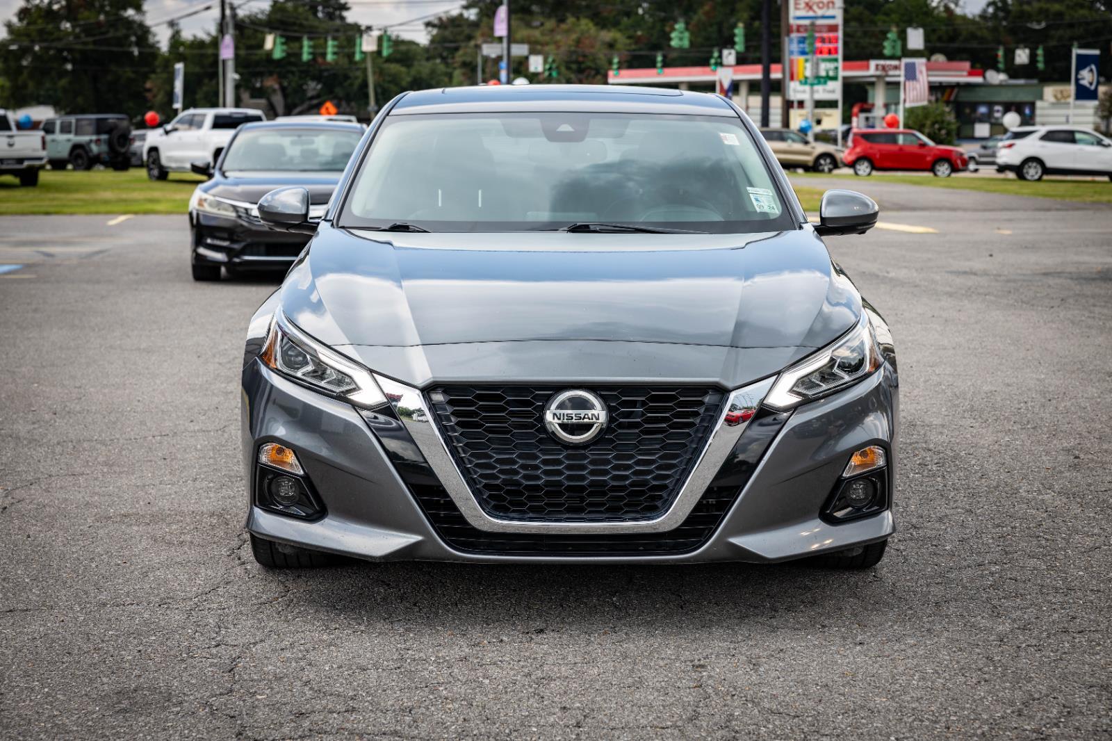 2020 Nissan Altima 2.5 Platinum Image 2 of 36