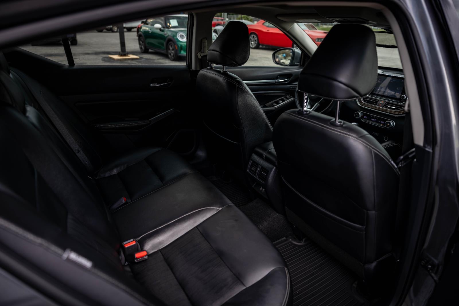 2020 Nissan Altima 2.5 Platinum Image 17 of 36