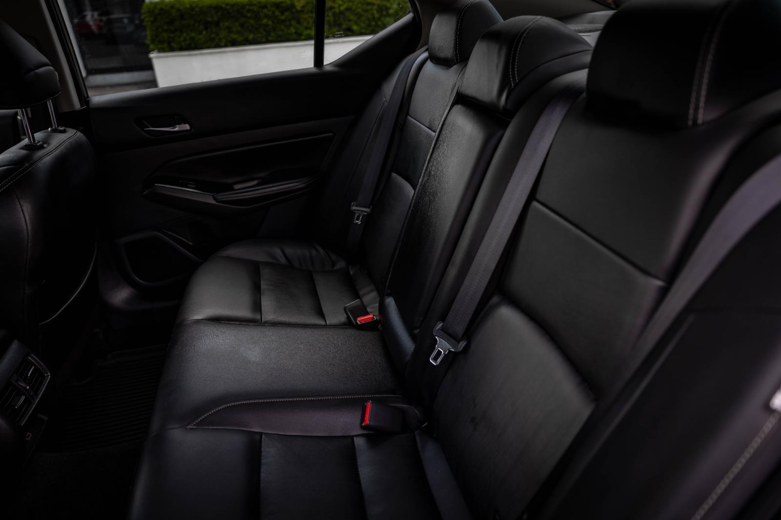 2020 Nissan Altima 2.5 Platinum Image 15 of 36