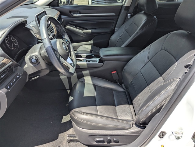 Vehicle image 12 of 15