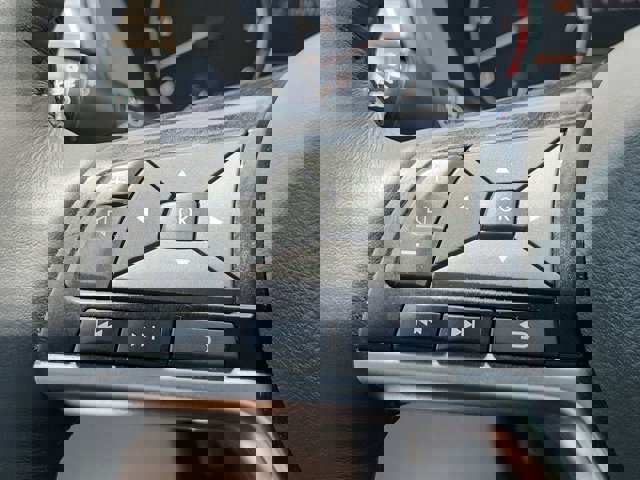 Vehicle image 25 of 32