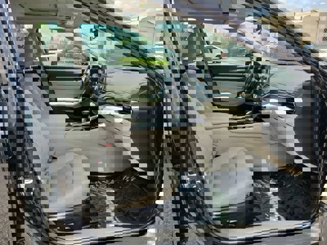 Vehicle image 9 of 32