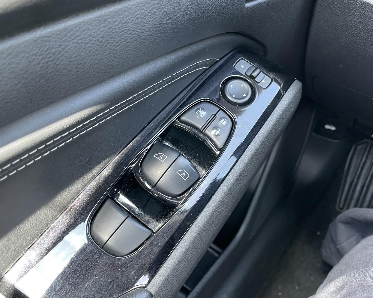 Vehicle image 17 of 19