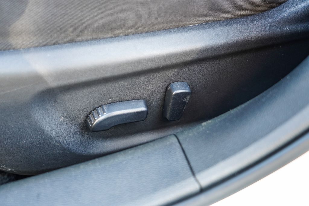 Vehicle image 23 of 28