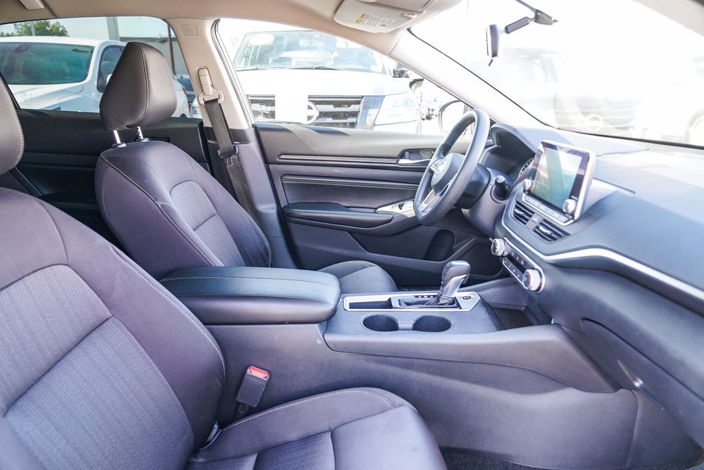 Vehicle image 12 of 28