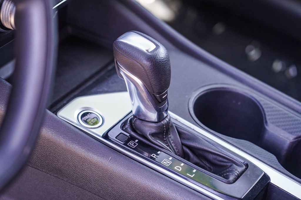 Vehicle image 21 of 28