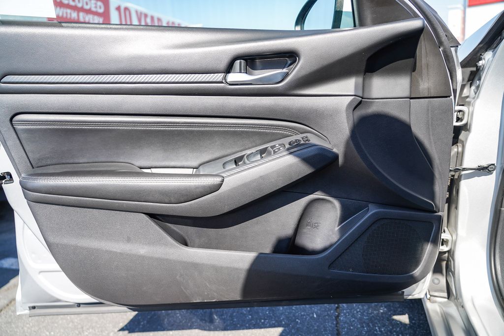 Vehicle image 22 of 28