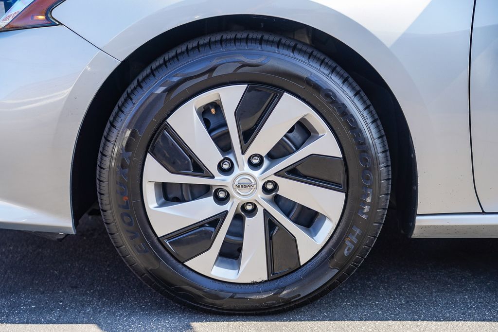 Vehicle image 10 of 28
