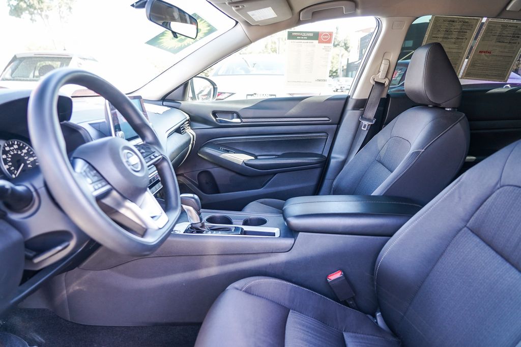 Vehicle image 15 of 28
