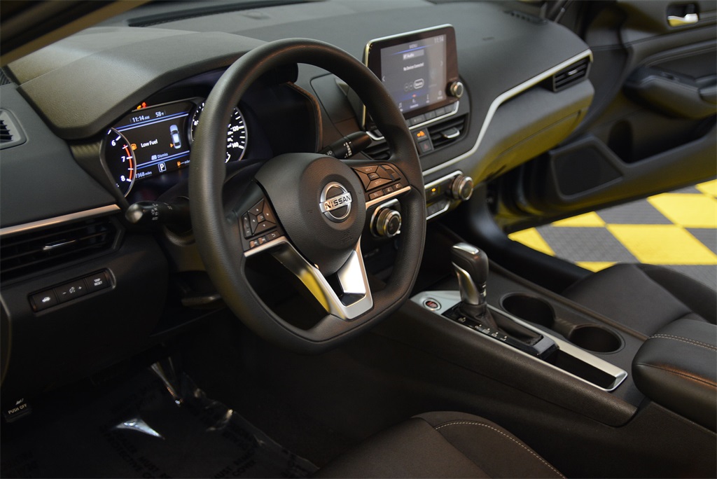 Vehicle image 25 of 31