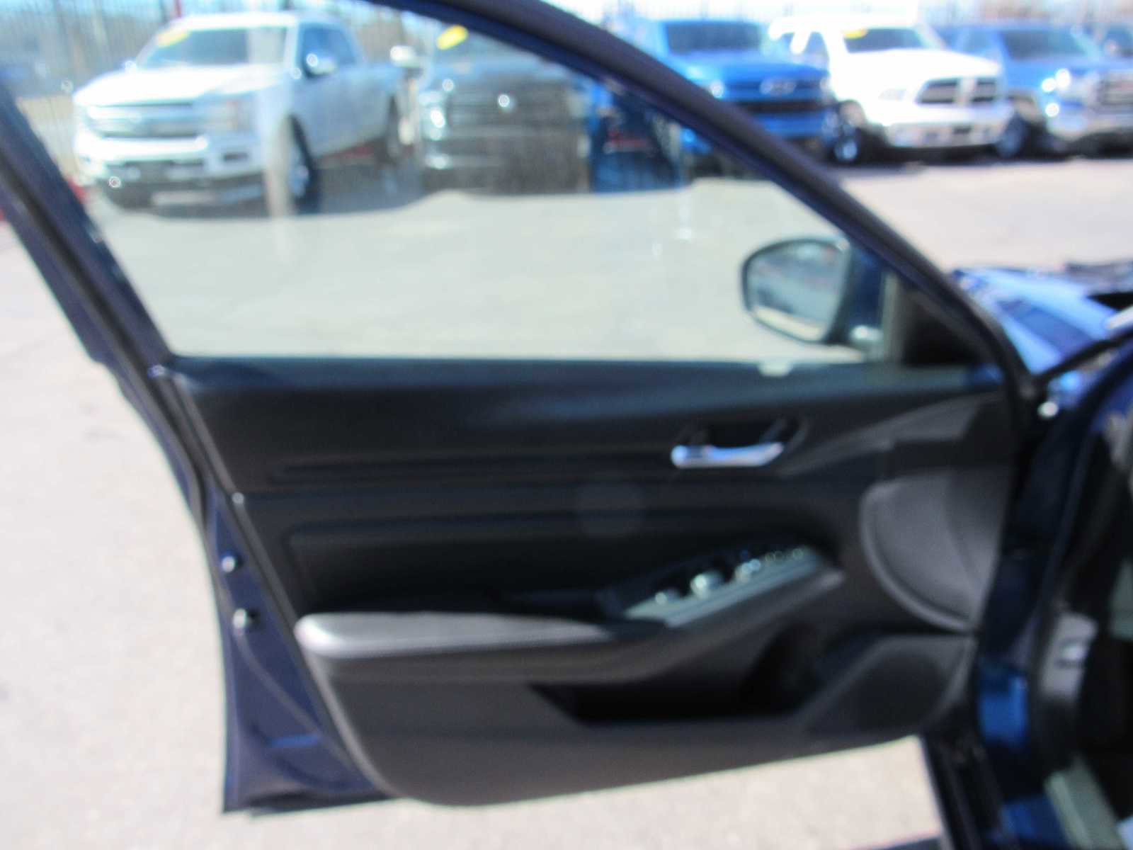 Vehicle image 7 of 18